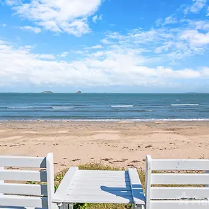 Holiday home Beachfront Getaway Australia